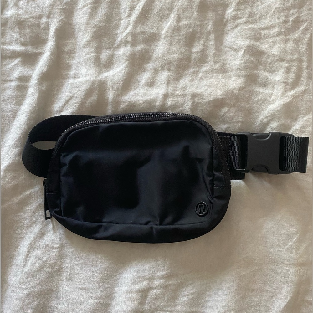 Lululemon Everywhere Belt Bag - black, OG